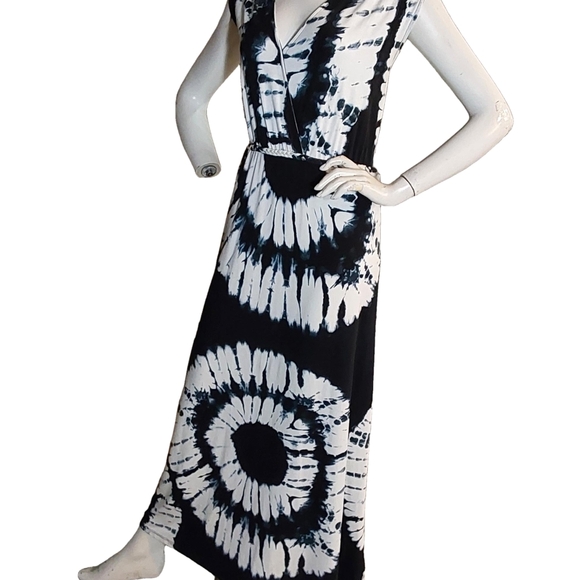 Black and White Tie-Dye Maxi Dress - Picture 2 of 7